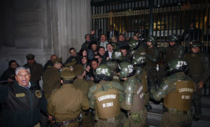 FOTOS | Funcionarios de Gendarmería intentaron encadenarse al Ministerio de Justicia