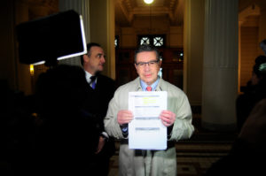 Joaquín Lavín presenta demanda contra ENEL y pide compensaciones por cortes de luz