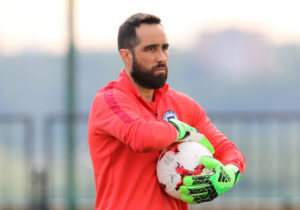 Claudio Bravo recibió el alta médica y podría ser titular mañana ante Australia