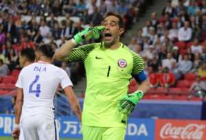 VIDEO | Claudio Bravo está a miles de peldaños de cualquier arquero y lo demostró con este tapadón
