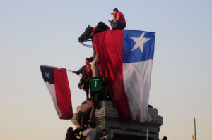 Precandidatos presidenciales se cuelgan del triunfo de Chile para llamar a votar en primarias