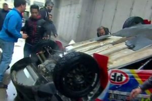 VIDEOS | Violento accidente en vivo afecta a animadora de CHV en el interior de un auto de rally