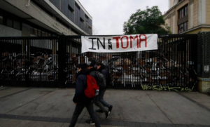 Carabineros desaloja toma 