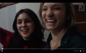 VIDEO | Carolina Goic y Karol Cariola dejan atrás polémica DC-PC con incómodo abrazo