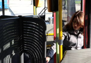 Lavín solidariza con 