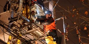 Enel anuncia descuentos de hasta 25 mil pesos a quienes no tienen luz hace más de un día