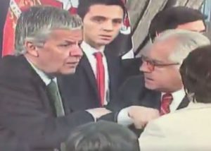VIDEO | La broma escolar de Eyzaguirre a Fernández en pleno acto oficial en La Moneda