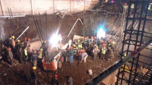 VIDEO | Trabajadores atrapados tras derrumbe de edificio en construcción en San Miguel