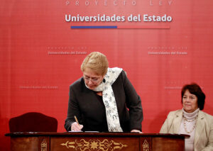 Presidenta Bachelet firma proyecto que fortalece Ues. Estatales