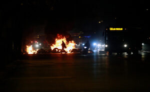 FOTOS | Grupo de manifestantes enciende barricadas e interrumpe el tránsito en Alameda
