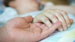 Licencia para cuidar a hijos enfermos: los cambios del nuevo proyecto del Gobierno