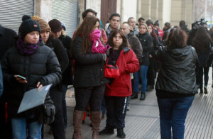 Siguen las filas y esperas de 12 horas: locura por matrículas se traslada a Providencia y Maipú