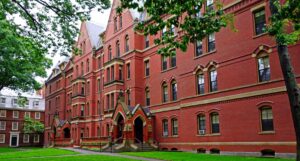 Harvard cancela matrícula a alumnos por comentarios sexuales y discriminatorios en Facebook