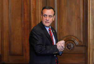 Rector de la UC confirma intención de vender participación de Canal 13