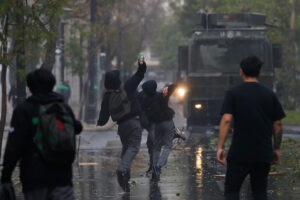 Joven resultó quemado tras manipular molotov: huyó del lugar sin ser atendido