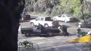 VIDEO | Carabineros empujando: Ford Galaxy presidencial se quedó en panne en pleno Valparaíso