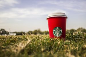 Detectan bacterias fecales en hielo de grandes cadenas de café
