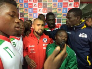 FOTOS | Las imágenes que muestran por qué Arturo Vidal es ídolo en Chile y en Burkina Faso