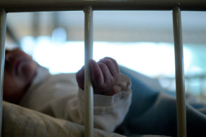 Capellán del Hogar de Cristo se lanza contra los que apuntan a fundaciones en crisis del Sename