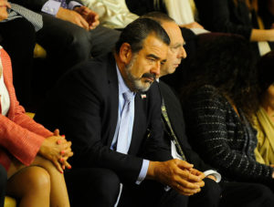 Andrónico Luksic se mete la mano al bolsillo y premiará a cuidador de autos que devolvió 700 mil pesos