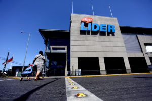 Las críticas del ministro de Medio Ambiente contra Walmart por sacar envases retornables de sus tiendas