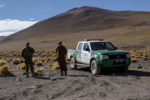 Acusan a policía boliviana de usar camioneta robada para devolver a carabineros