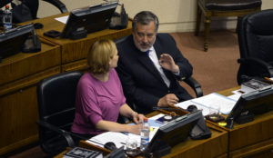 Carolina Goic critica ausencia de Guillier en votación que salvó a TVN