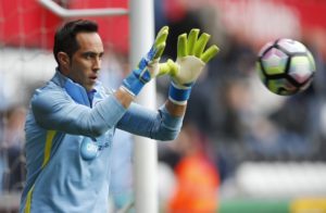 Pep Guardiola confirmó a Claudio Bravo como titular en la próxima temporada de la Premier League