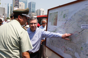 VIDEO | Jóvenes quisieron romper cámara de vigilancia en Las Condes y Lavín se anotó con flor de funa