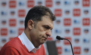 FOTOS | Hinchas albos se aburrieron de Aníbal Mosa: lo amenazaron de muerte con rayados en el Monumental