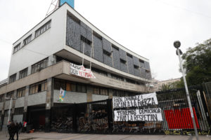 Alumnos vuelven a tomarse el Instituto Nacional pese a advertencias de la Municipalidad de Santiago