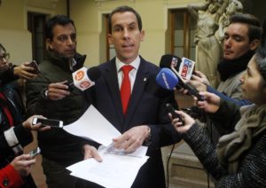 Alcalde de Santiago presenta demanda contra seis apoderados por daños durante toma del Instituto Nacional