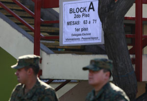 Detienen a dos soldados por fumar marihuana en local de votación