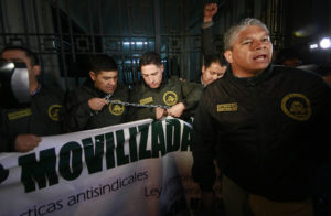 FOTOS | Gendarmes se encadenan en dirección nacional de la institución: exigen mejores condiciones laborales