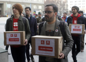 Iguales entrega al Gobierno 38 mil firmas contra el 