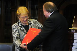 Con 189 actas, Bachelet entrega etapa participativa del proceso constituyente