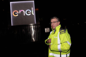 Las Condes exige a Enel el pago de dos millones tras alojar a vecinos en hoteles por cortes de luz