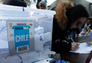 Cerca de 40 mil venezolanos residentes en Chile participaron en referendo opositor a Maduro