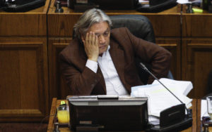 Corte ordena el embargo de vehículos y terrenos del senador Alejandro Navarro por millonaria deuda