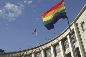 No alcanzó a estar 24 horas: hacen desaparecer bandera de la diversidad sexual en Concepción