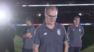 VIDEO | Emotivo y humilde discurso de Bielsa en pleno estadio conmueve a hinchas del Lille