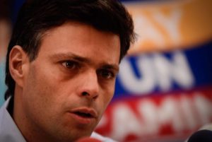 Opositor venezolano Leopoldo López sale de la cárcel después de tres años
