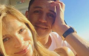 La estrategia del Arsenal para convencer a Alexis Sánchez de quedarse y que involucra a Mayte Rodríguez