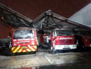 VIDEO | Cámaras registraron el momento exacto en que cuartel de Bomberos colapsó por la nieve