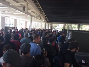 FOTOS | Impensadas imágenes de lo que ocurre en el local de votación Campus Oriente
