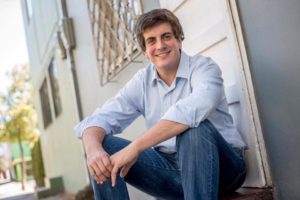 Candidato RN Diego Schalper utiliza imagen de Nabila Rifo para su campaña