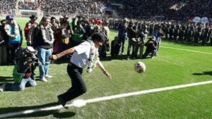 VIDEO | El mega fail de Evo Morales: le pegó pelotazo a dos militares en inauguración de estadio
