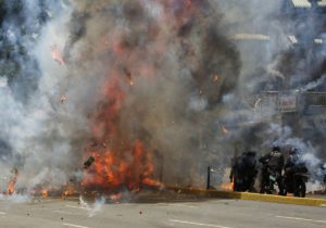 VIDEOS | Escala la violencia en Venezuela en medio de votación por Constituyente: explosión deja varios policías heridos