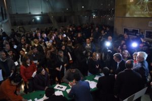 FOTO | Vecinos de Las Condes se agolpan en la municipalidad para sumarse a demanda contra Enel