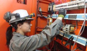 Estudio INE: sueldo de mujeres fue un 31,7% menor al de hombres en 2016